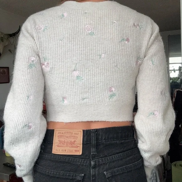 Cropped Cardigan with Embroidered Flowers - Picture 3 of 7